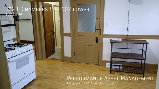 Building Photo - Charming 1BD+DEN/1BA Riverwest Lower