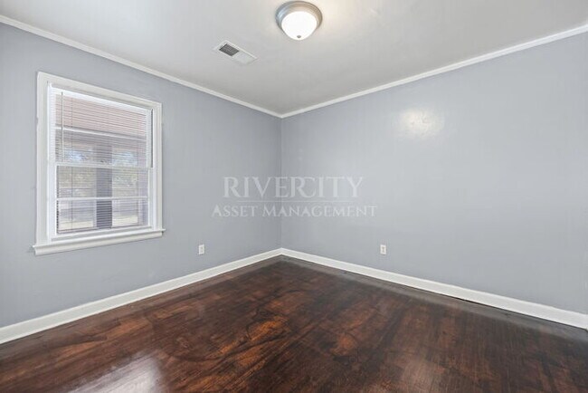Building Photo - A MUST SEE, AMPLE SPACE HERE AND VERY MODE...