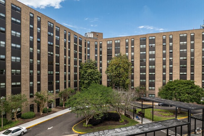 Building Photo - Braywood Manor