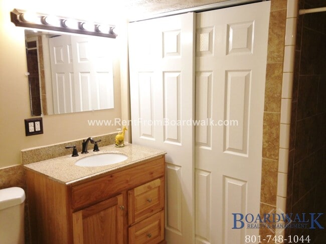 Building Photo - Great 5 Bed Now Available in Riverton
