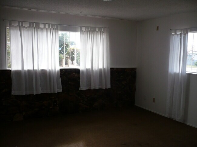 Building Photo - 4 Bed, 2.5 Bath House w/2-Car Garage & Pool