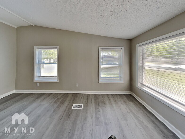 Building Photo - 3904 Ireland Dr