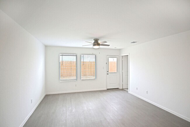 Building Photo - 2423 Shady Grv