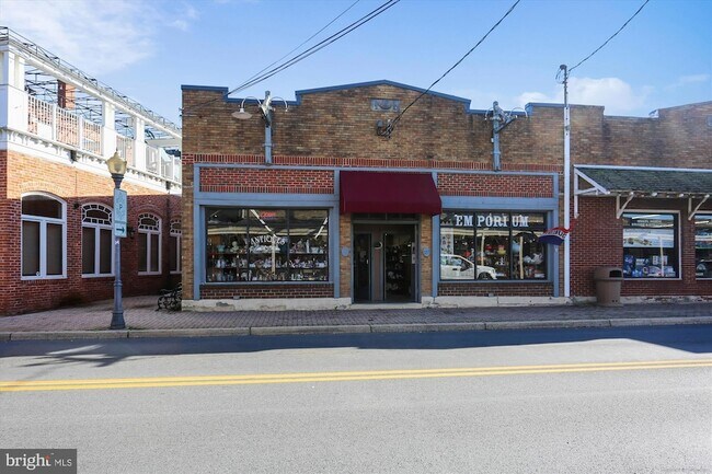 Building Photo - 421 Christopher Ave