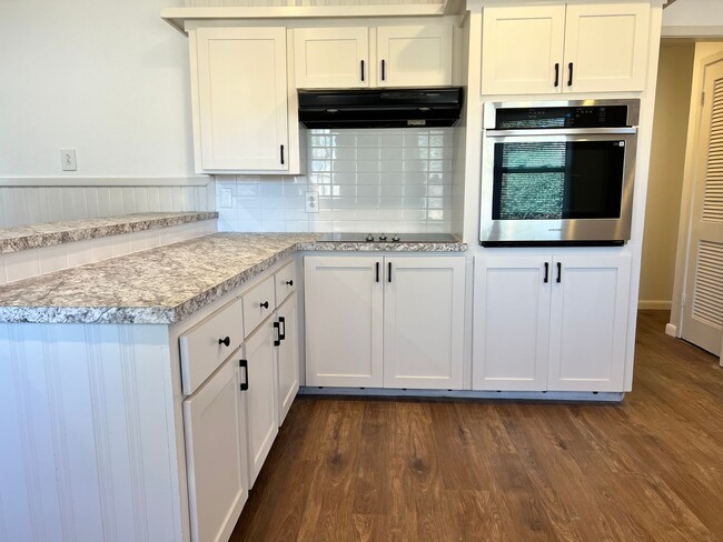 Building Photo - Newly Remodeled 3 bed 2 bath