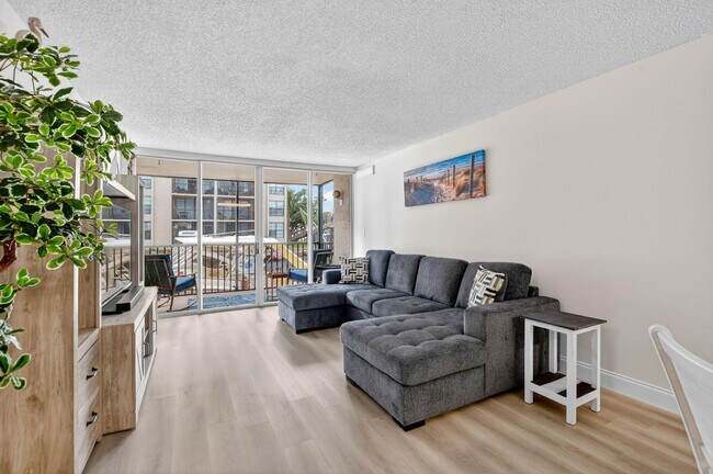 Building Photo - 8 Royal Palm Way