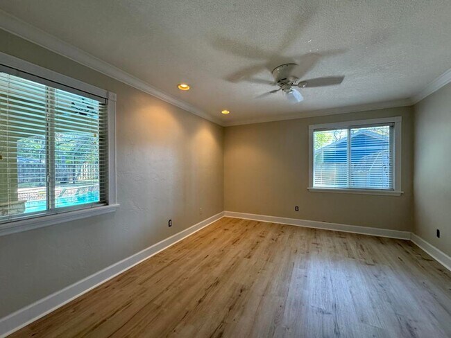 Building Photo - Gorgeous 5 Bedroom Pool Home in Ormond