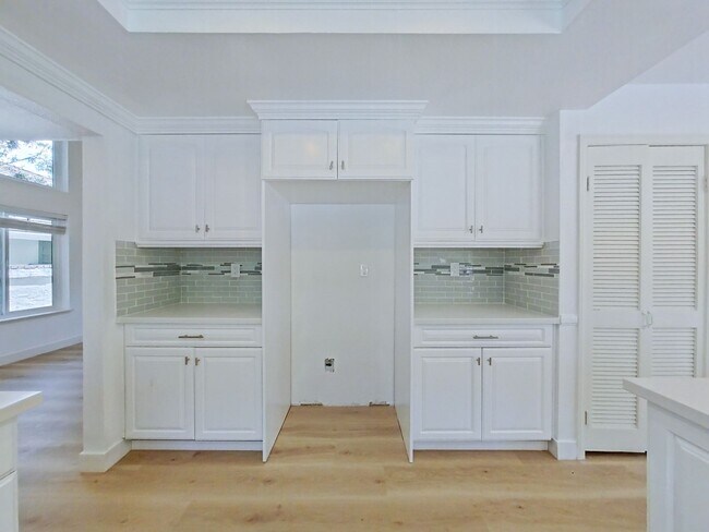 Building Photo - Stunning Remodeled Home in Dana Woods – Co...