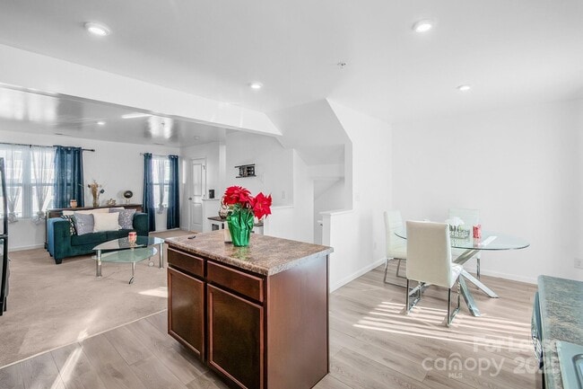 Building Photo - 2715 Sydney Overlook Ln