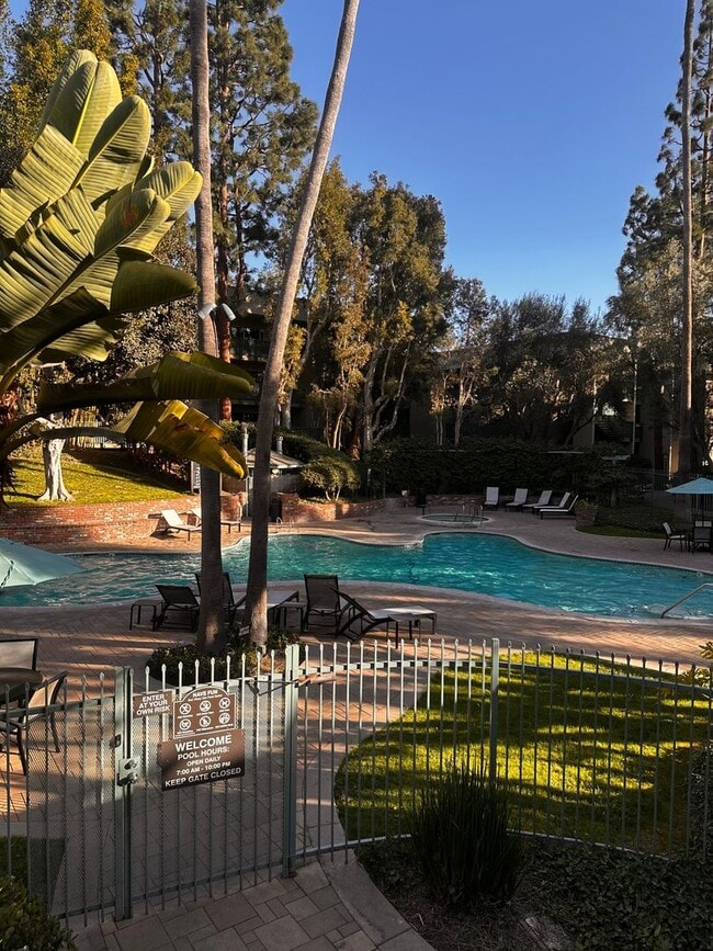Building Photo - 1BD/ 1BA CONDO WITH 2 PARKING SPACES