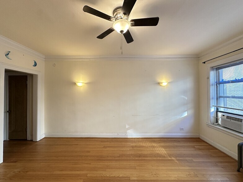 Building Photo - 526A W Surf St