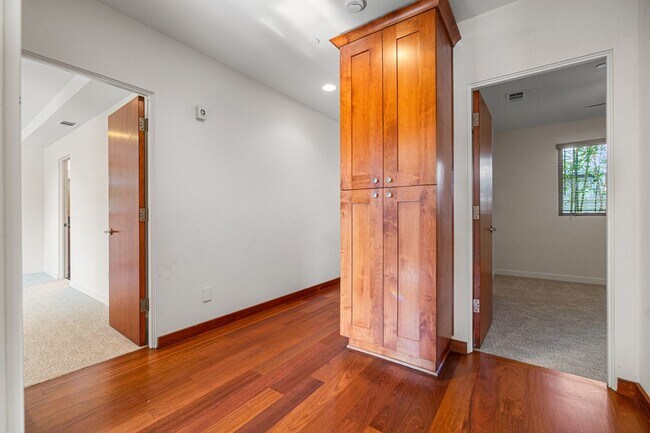 Building Photo - 1542 Manhattan Beach Blvd