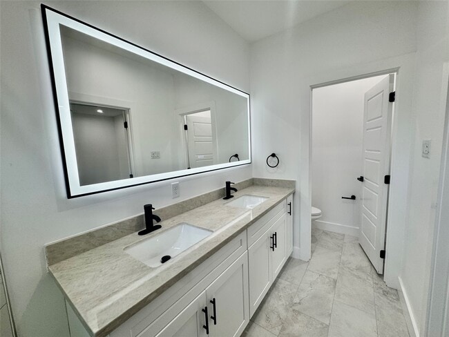 Building Photo - 6926 Paris St