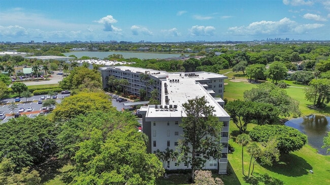 Building Photo - 4020 W Palm Aire Dr