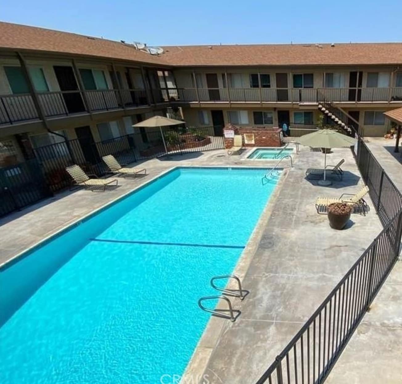 heated swimming pool with Jacuzzi - 4633 Marine Ave