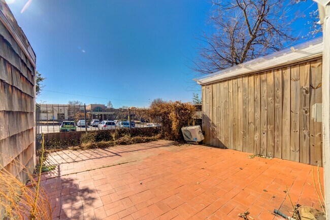 Building Photo - 2 Bed 2.5 Bath Right off Cherry Street!!