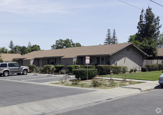 Primary Photo - Summertree Apartments