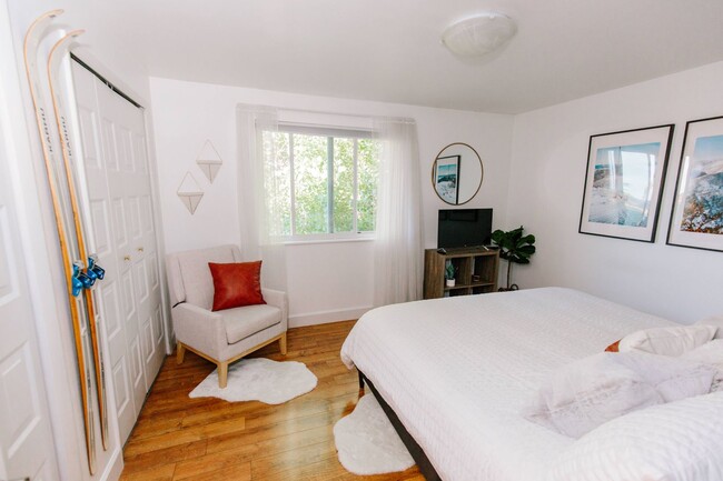 Building Photo - Charming 5-Bedroom Home in Club Crest