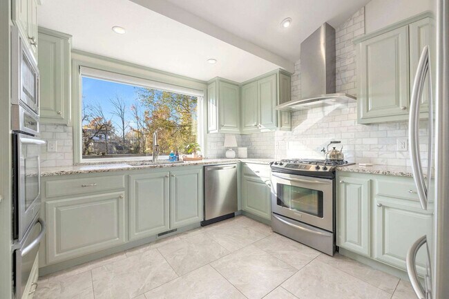 Building Photo - 515 NW D St