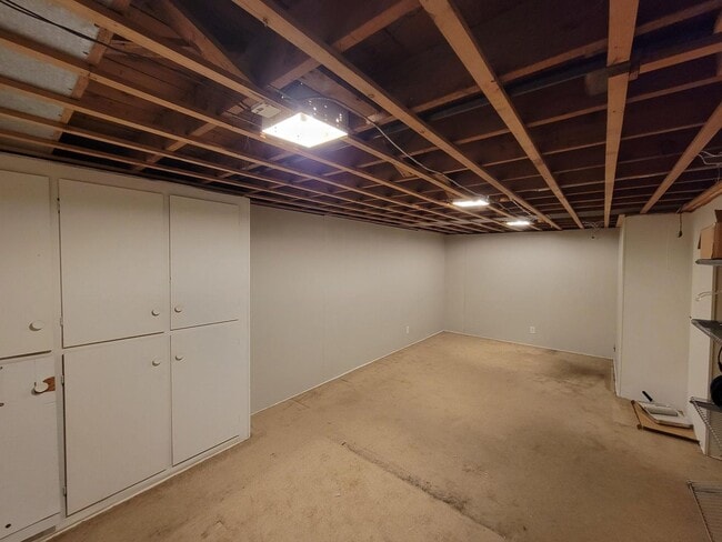 Building Photo - 3 bedroom house 1.5 bathroom