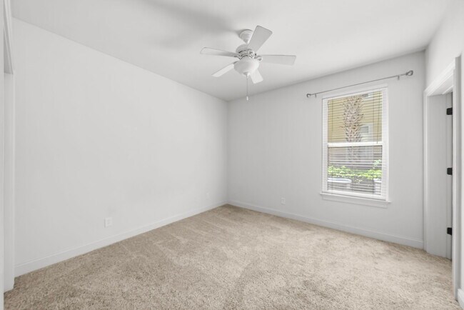 Building Photo - 11 S Wildflower Dr