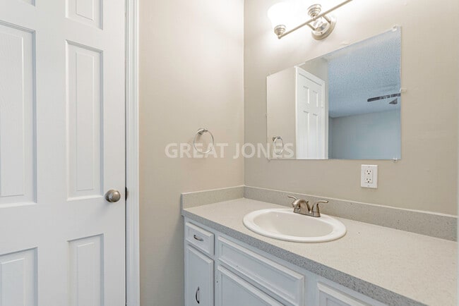 Building Photo - Charming 3 bedroom home in Columubia!