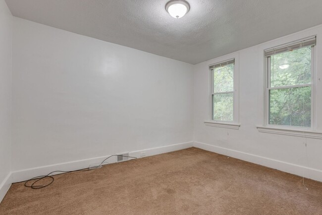 Building Photo - Available August  2026 - Beautiful 2.5 Bedroom, 1 Bath Home in Mt. Washington Area!