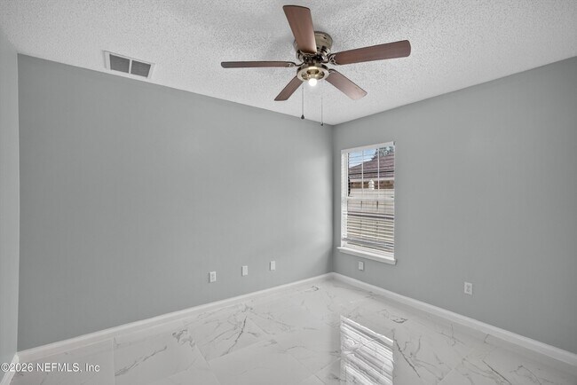 Building Photo - 490 Hillside Dr