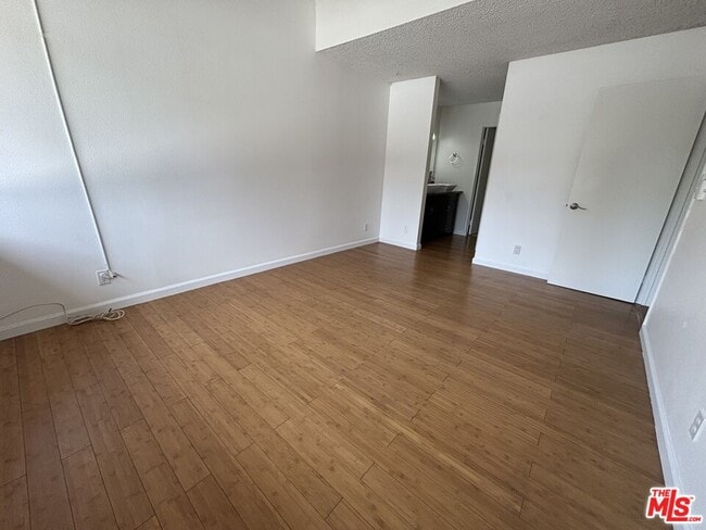 Building Photo - 10574 Sunland Blvd