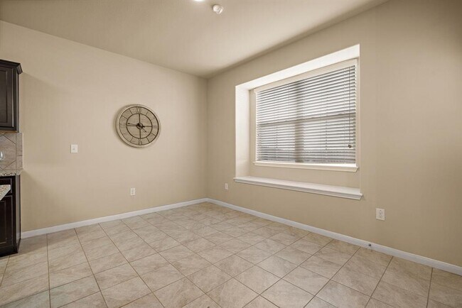 Building Photo - 2880 Donnell Dr