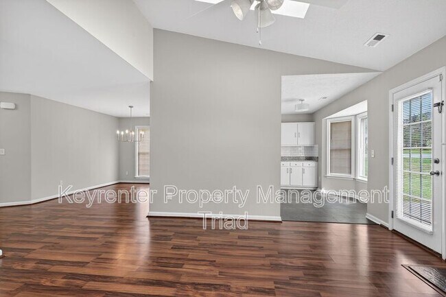 Building Photo - 701 Ashcroft Rd