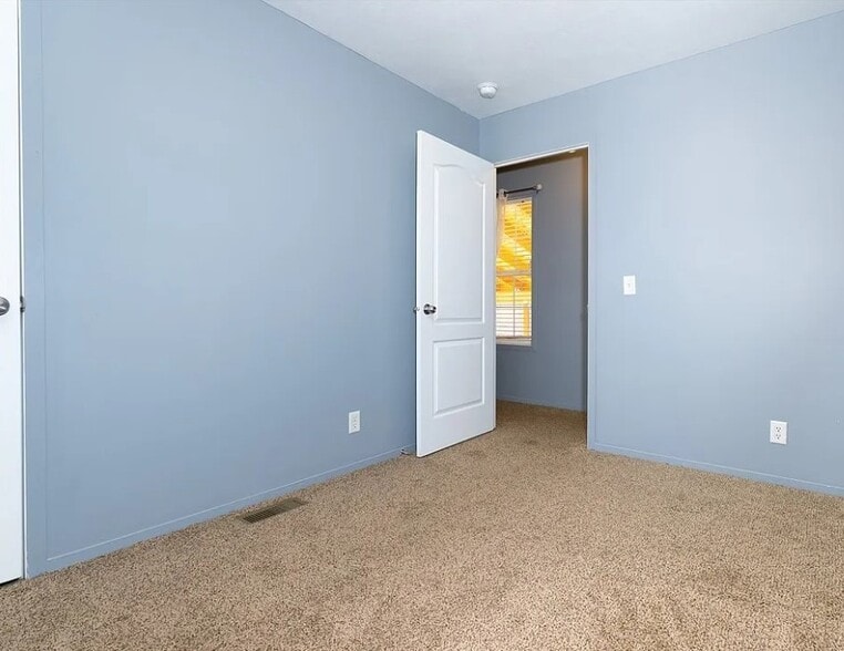 Building Photo - 6 Northglen Dr