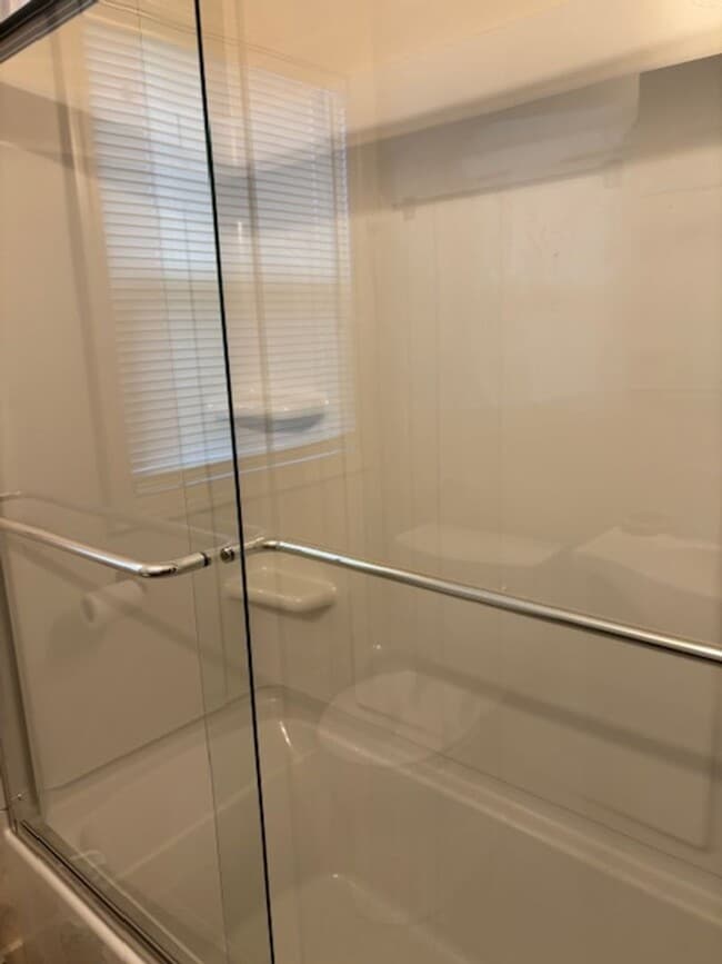 Building Photo - Charming House Close to Downtown