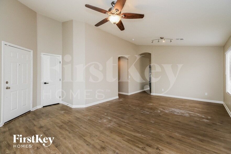 Building Photo - 1610 E Desert Ln