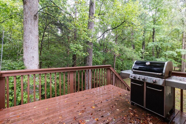 Building Photo - 8 Woodcliff Cir