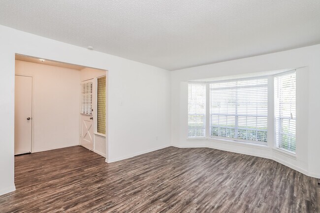 Building Photo - 26218 Maplewood Dr