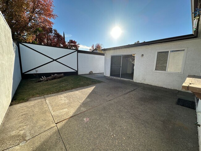 Building Photo - 312 N Riverside Dr