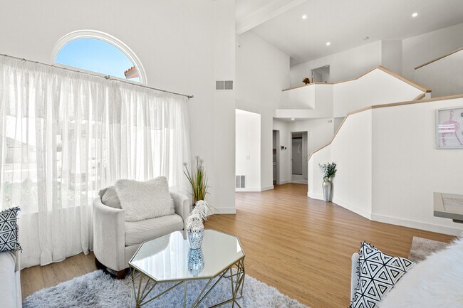 Building Photo - Luxe Spacious Home Near Parks Fully Equipped