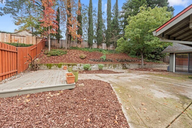 Building Photo - Single-Story El Dorado Hills Home with Vau...