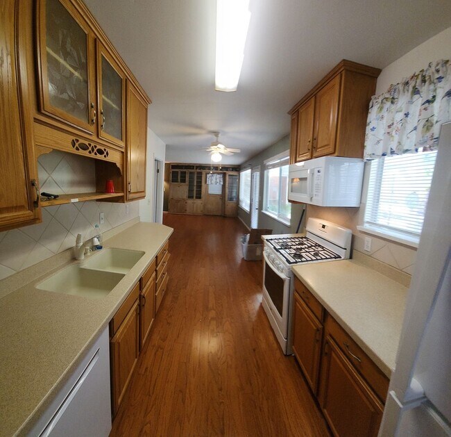 Building Photo - Cerro Romauldo 295-297