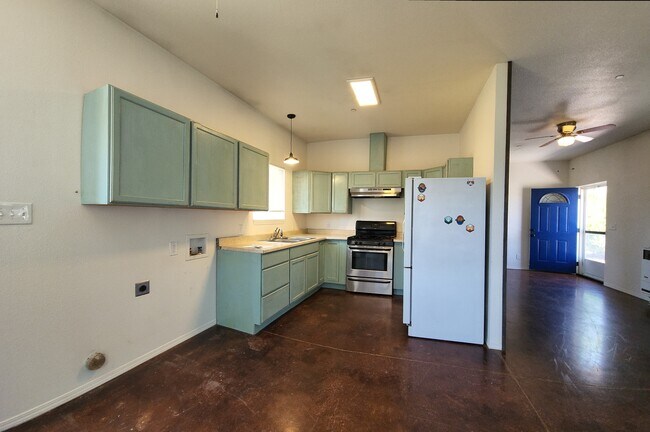 Building Photo - 16902 Hickman Ln