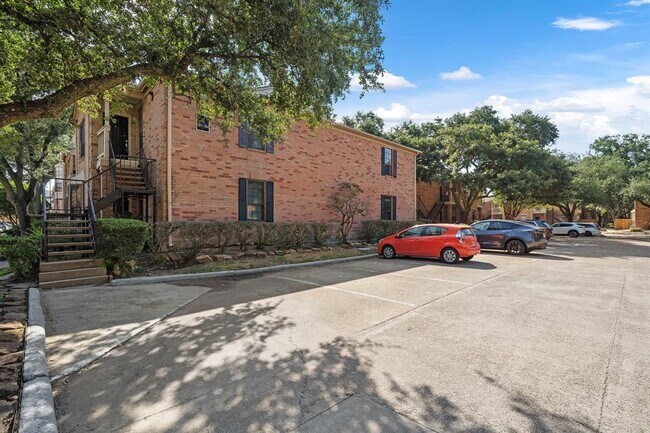 Building Photo - 2255 Braeswood Park Dr