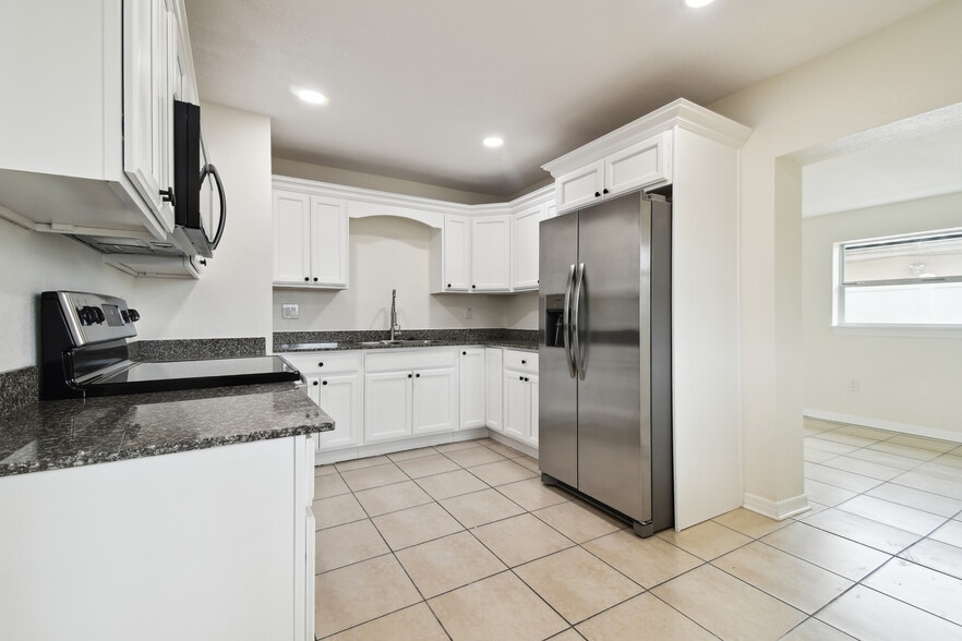 A 2/1 900 sqft - 3320 W Kathleen St