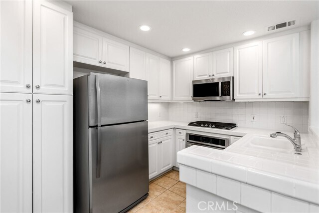 Building Photo - 23 Anjou