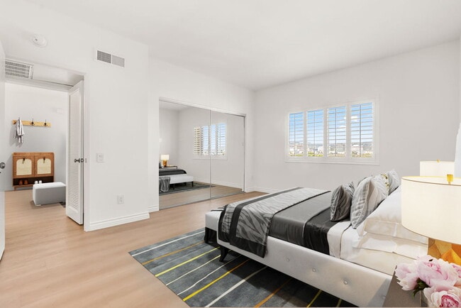 Building Photo - 1115 S Elm Dr