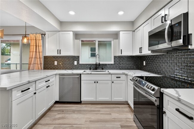 Building Photo - 333 S Tonopah Dr