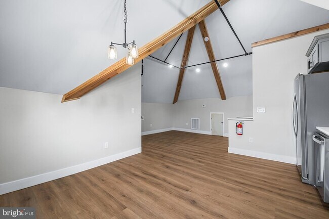 Building Photo - 320 W King St