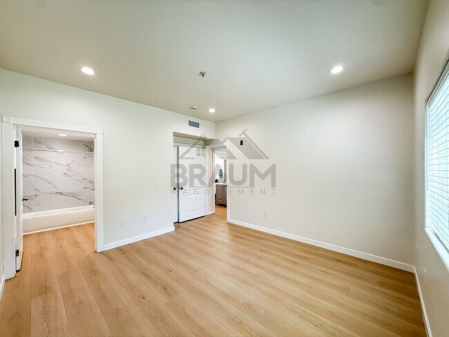 Building Photo - 10849 Fruitland Dr