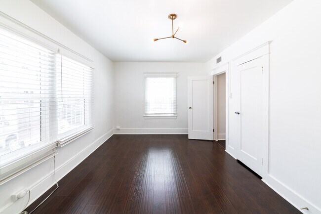 Building Photo - 1020 N Kingsley Dr
