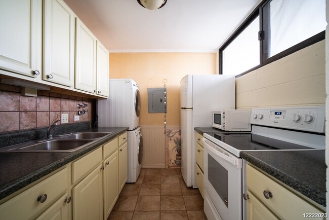 Building Photo - CONVENIENTLY LOCATED 1BR/1BA/1PKG UNIT IN THE CENTRE COURT CONDOMINIUM IN HALAWA